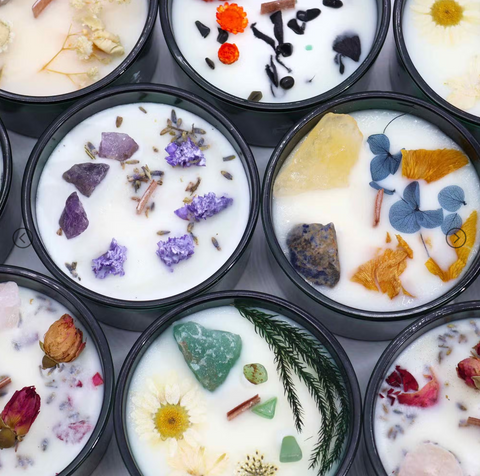 Mirisne svijeće s dragim kamenjem: značenje i utjecaj na dobrobit